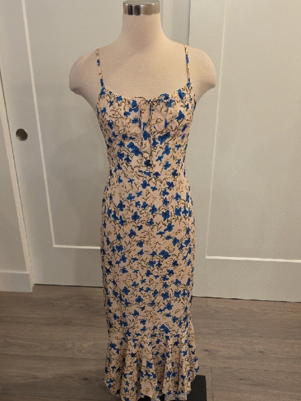 Commense Blue Floral Midi Dress on Cream Base sizes M & L available new with tag - Picture 4 of 12